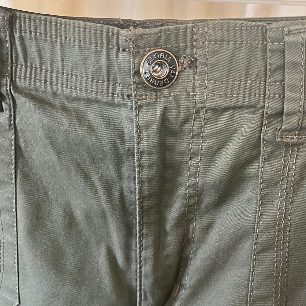 Gloria Vanderbilt Olive Green Front-Button Casual shorts
